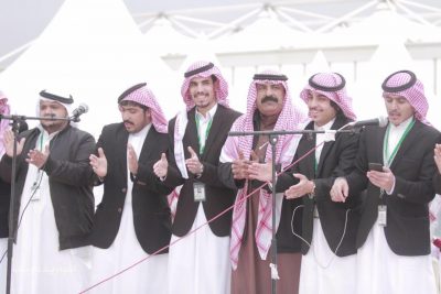 زوار مهرجان الصقور بطريف يتساءلون “أين فلكلور الدحة”