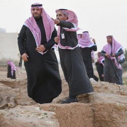 شعراء مهرجان الصقور الخامس بطريف يبدعون بقصائدهم