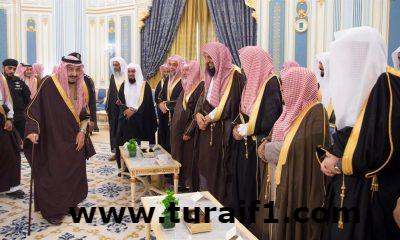 خادم الحرمين يستقبل الأمراء ومفتي عام المملكة وعدداً من العلماء والمواطنين