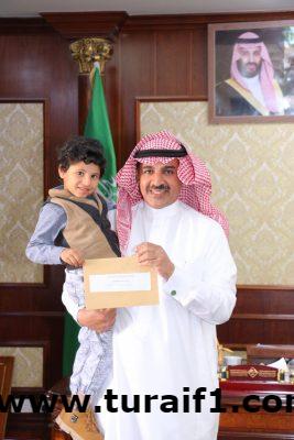 بالصور: سعادة محافظ طريف يقوم بتكريم أصغر المشاركين بهايكنج طريف الثاني