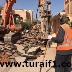 بلدية طريف تواصل أعمالها اليومية في رفع الأنقاض من الأحياء وأعمال النظافة