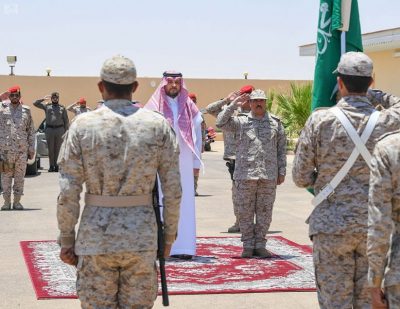سمو الأمير فيصل بن خالد بن سلطان ينقل تحيات القيادة لمنسوبي قوة عرعر والوحدات الملحقة