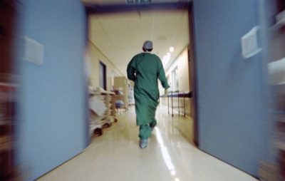 انقلاب دورية مرور جنوب رفحاء.. إصابة قائدها ووفاة مرافقه