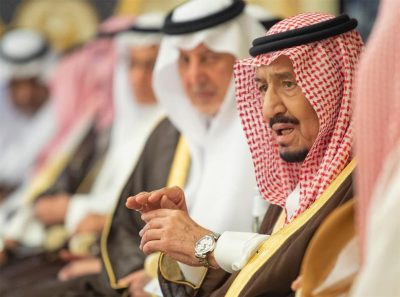 خادم الحرمين يستقبل الأمراء والعلماء وجمعاً من المواطنين