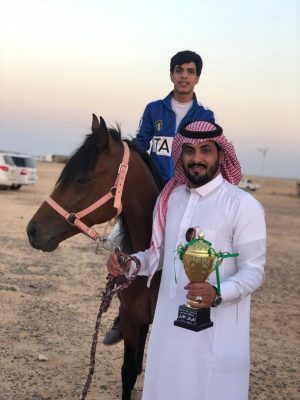 الفارس أبو ريشه من طريف يحقق المركز الأول في سباق الخيل بطبرجل
