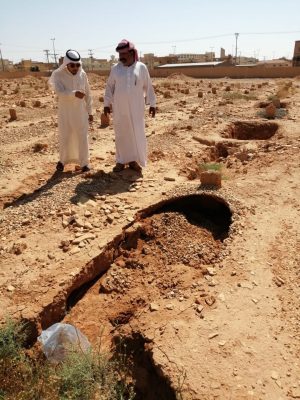 بلدية طريف تعيد تأهيل القبور المنهالة بحي العزيزية