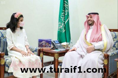 سمو الأمير فيصل بن خالد بن سلطان يستقبل طفلة متعافية من مرض السرطان