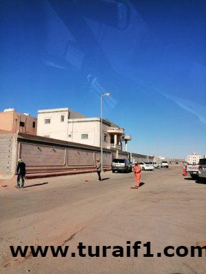 بلدية طريف تواصل أعمال الكنس اليدوي والآلي بالمحافظة