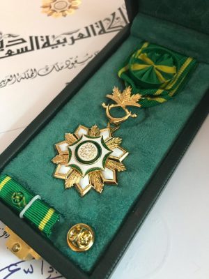 زهور الحازمي تحصل على وسام الملك عبدالعزيز من الدرجة الثالثة