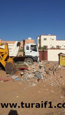 بلدية طريف تزيل المخلفات الصلبة من الأحياء الداخلية بالمحافظة