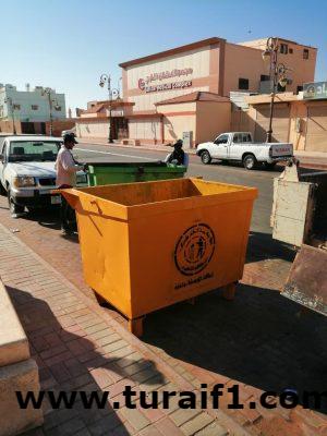 بلدية طريف تستبدل حاويات النظافة بشوارع المحافظة الرئيسية