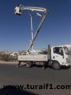 بلدية طريف تواصل صيانة أعمدة الأنارة بشوارع المحافظة