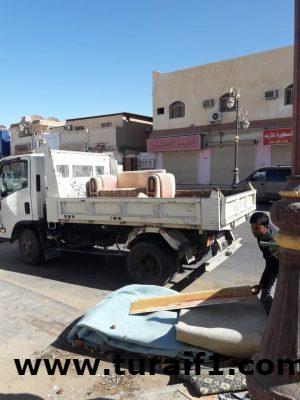 بلدية طريف تزيل المخلفات الصلبة من الأحياء الداخلية بالمحافظة