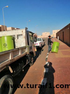 بلدية طريف تضع حاويات نظافة بحي الأسكان الجديد