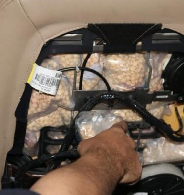 ضبط مهرّب استغلّ زوجته وطفليه وحاول إدخال 2.5 مليون حبة كبتاجون عبر منفذ الحديثة