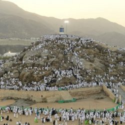بالصور.. استبدال كسوة الكعبة المشرفة القديمة بكسوة جديدة