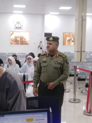 بالصور مدير جوازات الشمالية يقف ميدانيا على انهاء اجراءات الحجاج المغادرين عبر منفذ جديدة عرعر