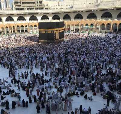 بعد رميهم الجمرات.. الحجاج المتعجلون يطوفون الوداع ويغادرون مكة