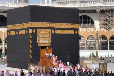 أمير مكة يتشرف بغسل الكعبة نيابةً عن خادم الحرمين