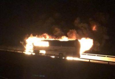 اشتعال النيران في حافلة إثر حـادث مروري.. ووفـاة أكثر من 30 معتمراً في المدينة المنورة