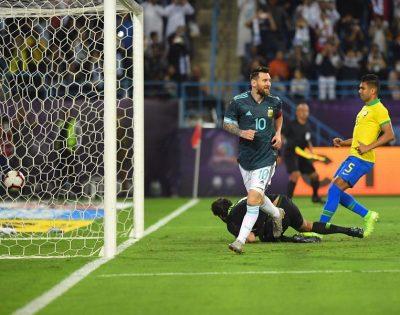 ميسي يقود منتخب بلاده للفوز على نظيره البرازيلي في”السوبر كلاسيكو”
