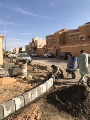 بلدية طريف تواصل أعمال أرصفة حي سلطانه