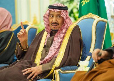 خادم الحرمين يستقبل الأمراء والمفتي والعلماء وجمعاً من المواطنين