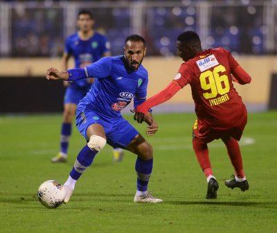 اللقاء شهد إلغاء هدفين وطرد لاعب.. السلبية تطغى على مواجهة ضمك والفتح