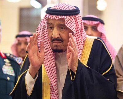 خادم الحرمين الشريفين يتقدم المصلين على الأمير بندر بن محمد بن عبد الرحمن