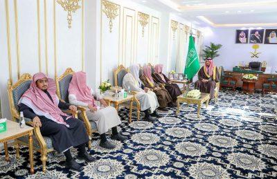 سمو الأمير فيصل بن خالد بن سلطان يستقبل رئيس المحكمة العامة برفحاء وعددا من القضاة