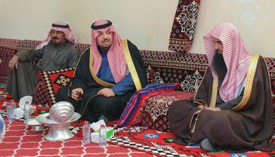 سمو أمير منطقة الحدود الشمالية يزور المواطن عبدالله البناقي في منزله بالعويقيلة