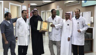 منسوبي مركز صحي طريف الأوسط‎ يودعون الدكتور نور الدائم الطّيب بعد إنتهاء مدة عمله