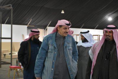 بالصور..محافظ طريف يقف على تجهيزات مهرجان الصقور