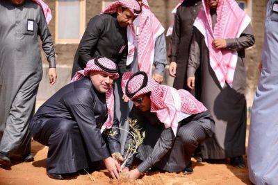 بالصور.. المدير العام للشؤون الصحية بمنطقة الحدود الشمالية يدشن مبادرة القطاع الصحي بطريف للتشجير