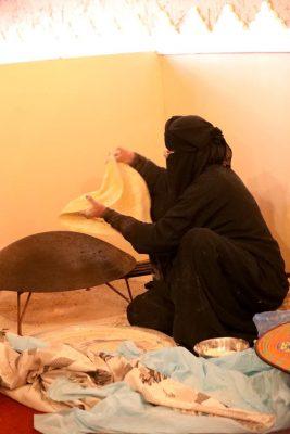 خبز الصاج يجذب زوار مهرجان الصقور السادس بمنطقة الحدود الشمالية بطريف