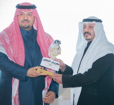أمير الحدود الشمالية يكرم رجل الأعمال الدكتور ياسر المدوح لدعمه مهرجان الصقور بطريف في نسخته السادسة