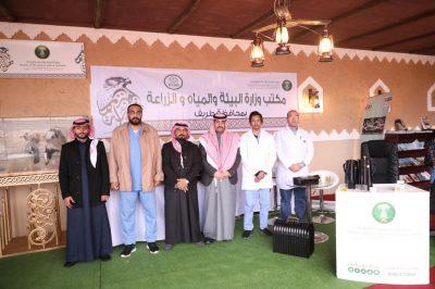 بالصور.. فرع وزارة البيئة والمياه والزراعة يشارك بجناح في مهرجان الصقور  بطريف