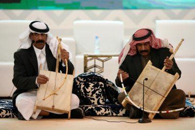 بالصور.. ” انغام الربابة ” تجذب اهتمام زوار مهرجان الصقور بطريف