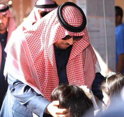 بالصور.. في أول أيام مهرجان الصقور جناح أدبي الشمالية يتشرف بزيارة أمير المنطقة