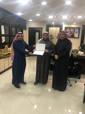 مدير عام التعليم بالحدود الشمالية يكرم إدارة الإعلام والإتصال