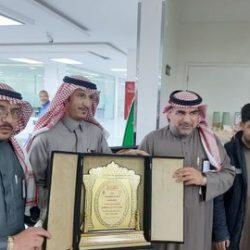 بالصور .. وزير الصحة يكرم مركز صحي طريف الأوسط على جائزة إحسان للتميز