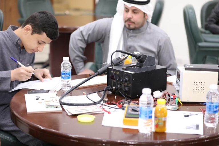 بالصور.. الغرفة التجارية الصناعية بطريف تختتم دورة صيانة وبرمجة الجوال