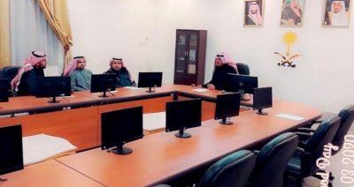 محافظ طريف يجتمع بمدراء الصحة والبلدية والتجارة بالمحافظة