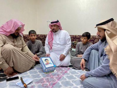 بالصور.. اخبارية طريف تكرم الشاب حاتم الحازمي لتبرعه لشقيقته بخلايا جذعية