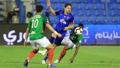 “الحقيل” يحضر مباراة الهلال والاتفاق ويوزع وحدات سكنية على عدد من اللاعبين