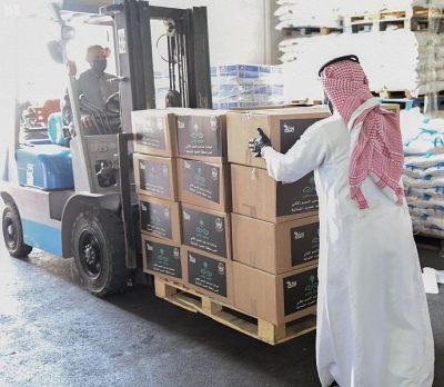 ضمن مبادرة سمو أمير الحدود الشمالية “عينين برأس”.. توزع سلال غذائية على الأسر المتأثرة بالتدابير المعنية بمواجهة جائحة كورونا