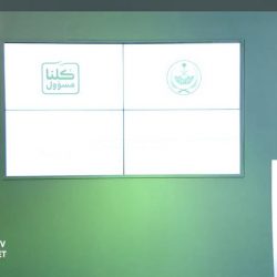 بلدية محافظة طريف تواصل جهودها للحد من انتشار فيروس كورونا بقياس درجة الحرارة للمتسوقين