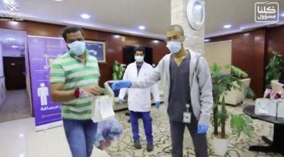 “صحة القريات” تودع ضيوف الحجر الصحي بالهدايا والورود بعد سلامة فحوصاتهم