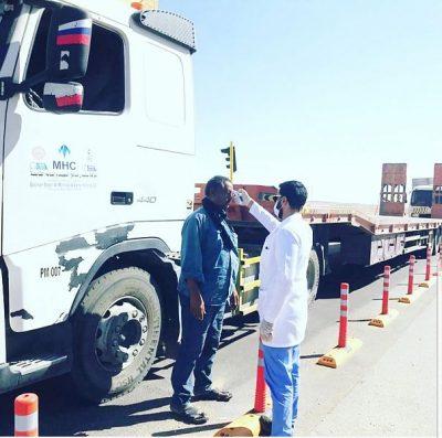 أمانة الحدود الشمالية تقوم بتعقيم المركبات وفحص حرارة قائديها على مداخل عرعر