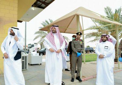 الأمير فيصل بن خالد بن سلطان يتفقد جميع نقاط الفرز الصحي بمداخل مدينة عرعر الرئيسة